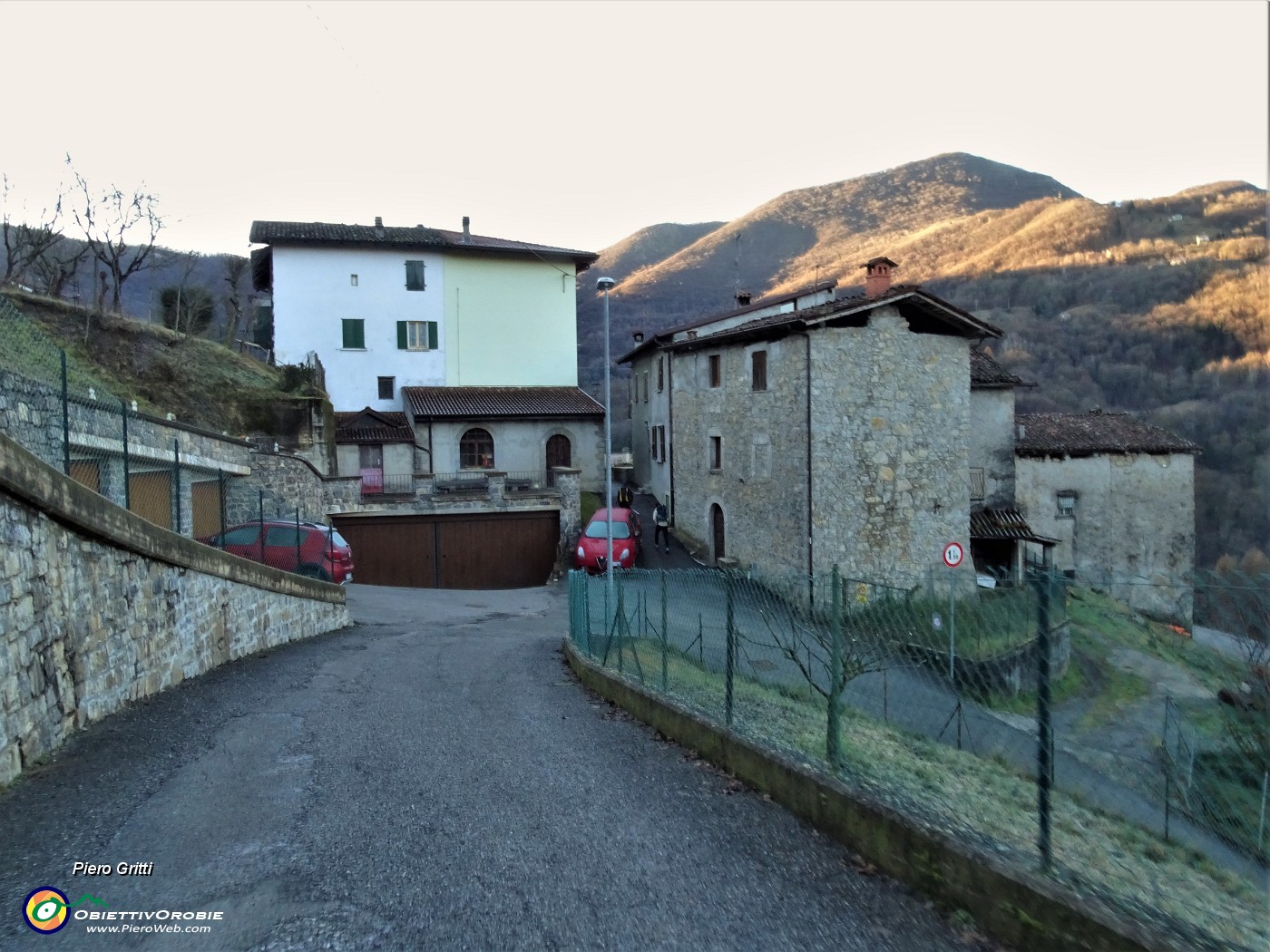19 Attraversando il bel borgo di Grimolto (456 m).JPG